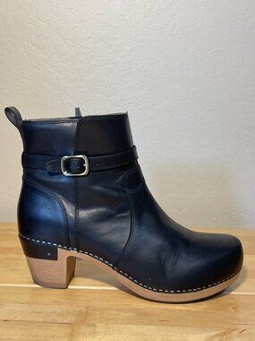 Dansko Women's Anya Bootie Waxy Burnished Black Leather